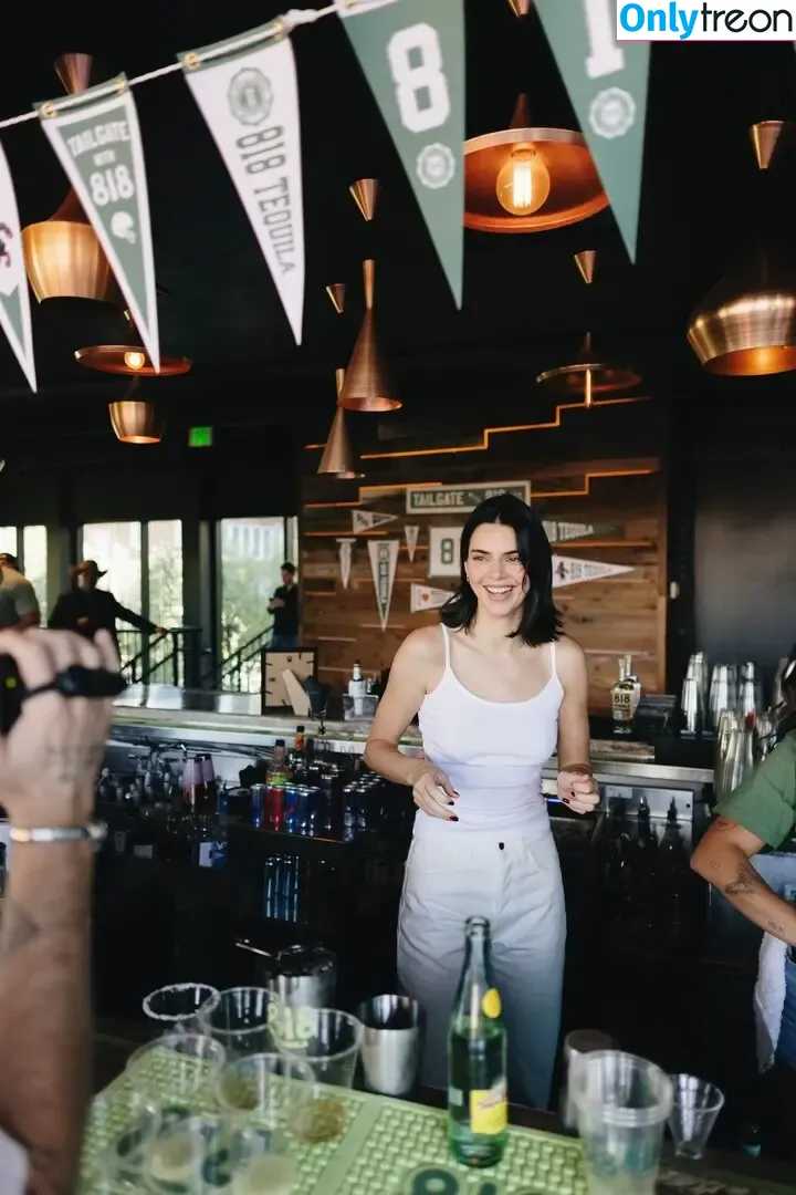 Kendall Jenner голая photo #5503 (KendallJenner)