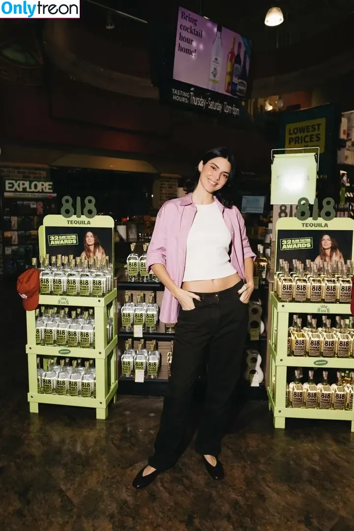 Kendall Jenner голая photo #5505 (KendallJenner)