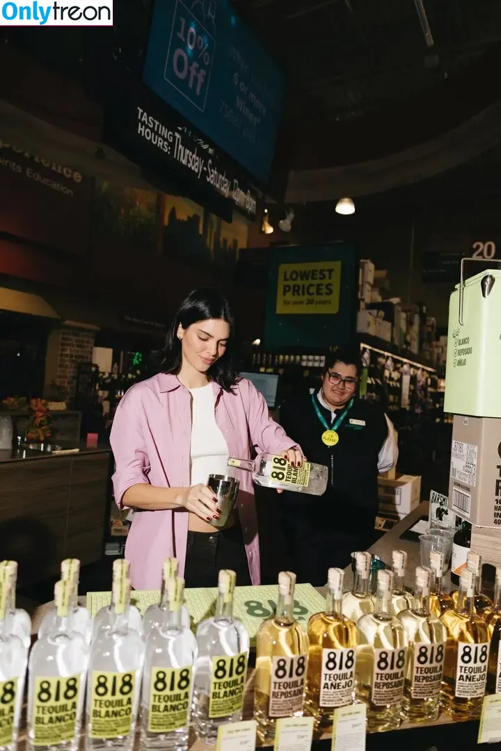 Kendall Jenner голая photo #5506 (KendallJenner)