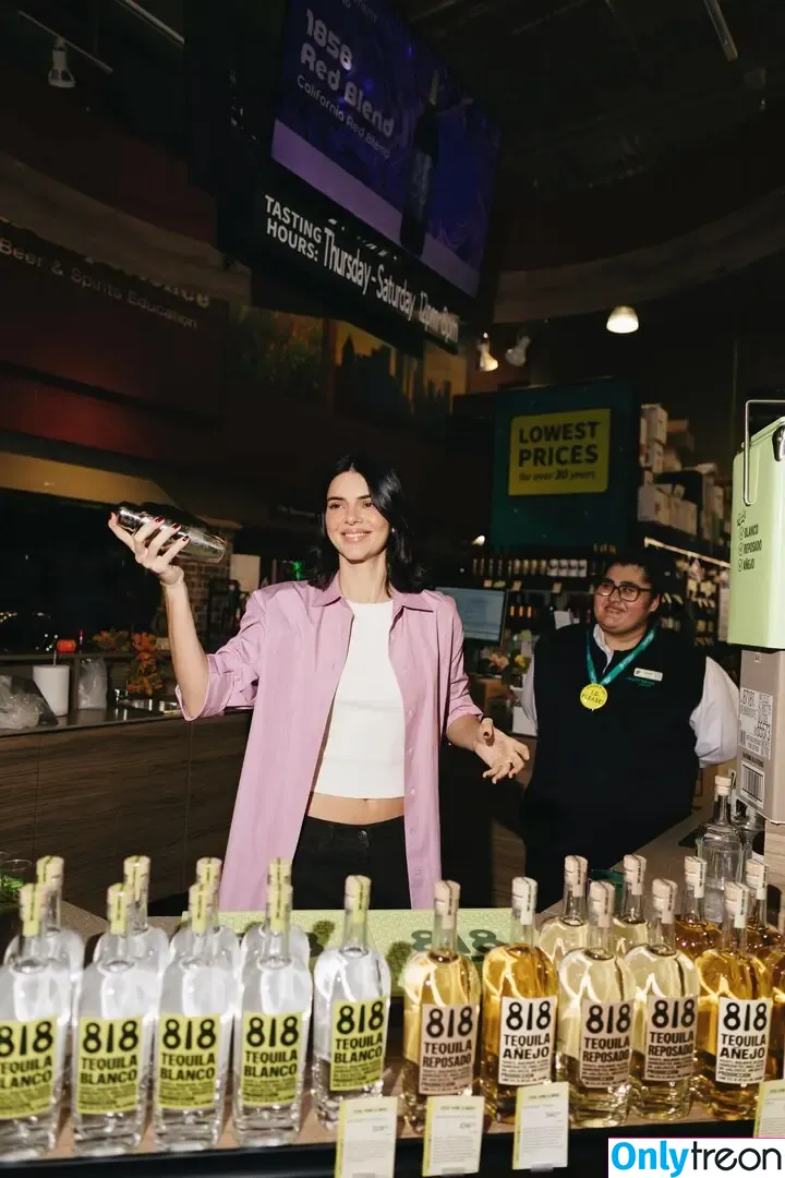 Kendall Jenner голая photo #5507 (KendallJenner)