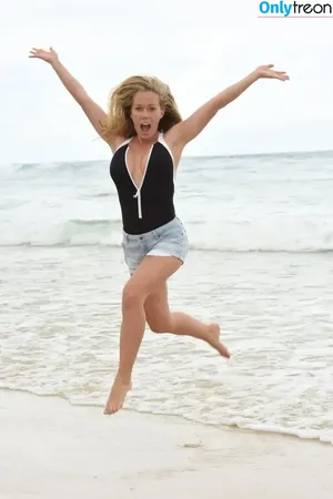 Kendra Wilkinson / KendraWilkinson nude photo #0222