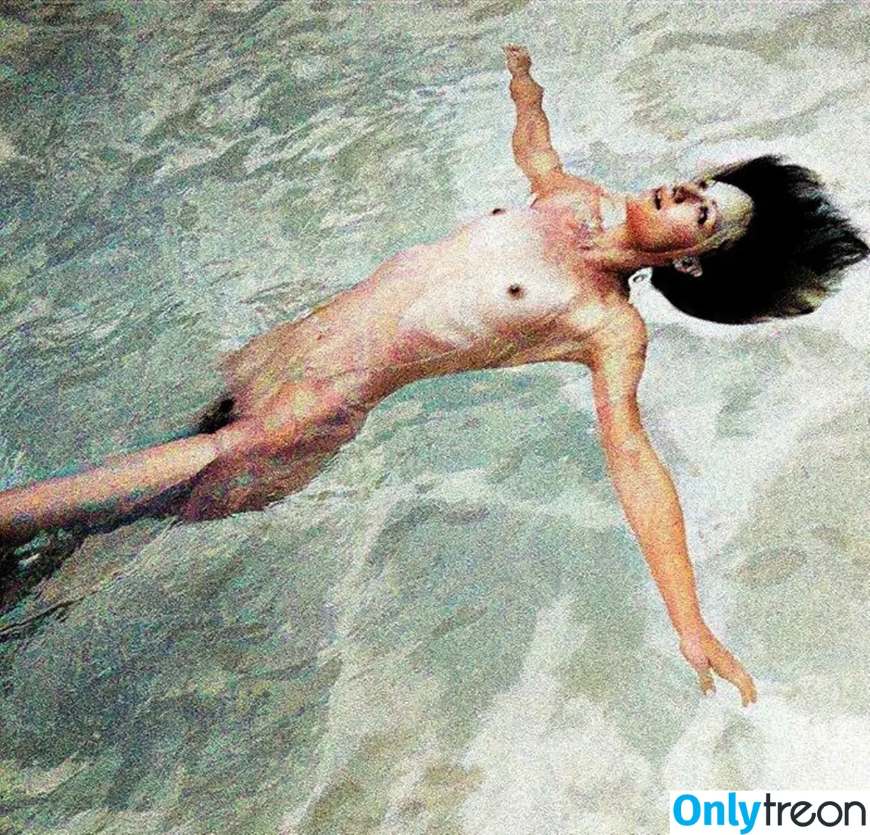 Kerry Bishe nude photo #0014 (kerrybishe)