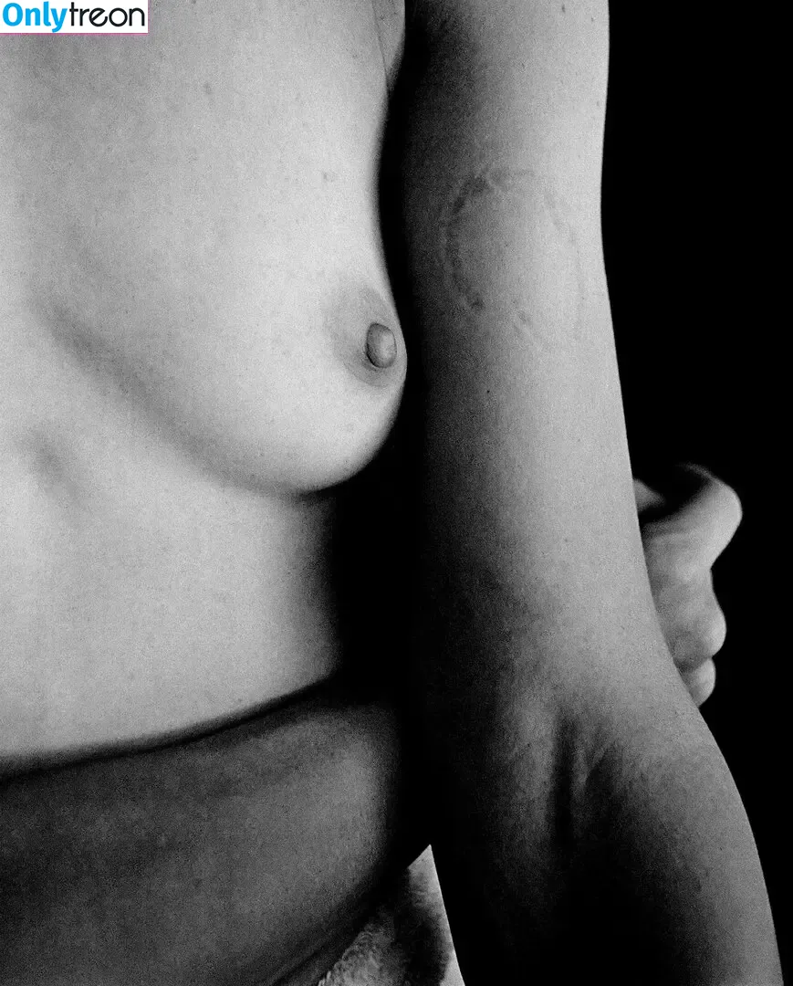 Kerry Bishe nude photo #0027 (kerrybishe)