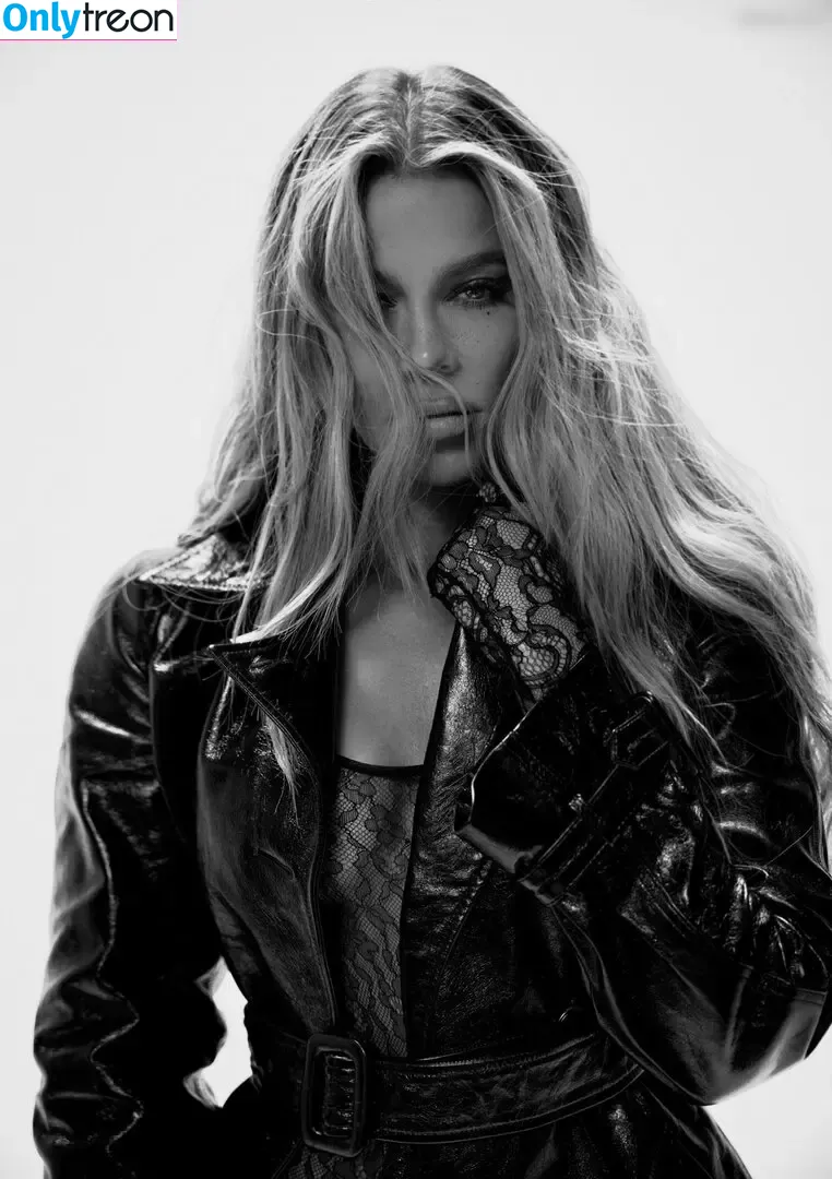 Khloé Kardashian nude photo #0235 (khloekardashian)