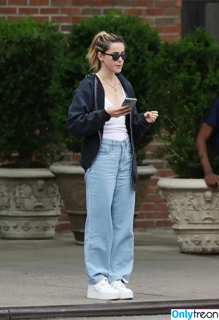 Kiernan Shipka голая photo #2332 (AdventuresSabrina / kiernanshipka)