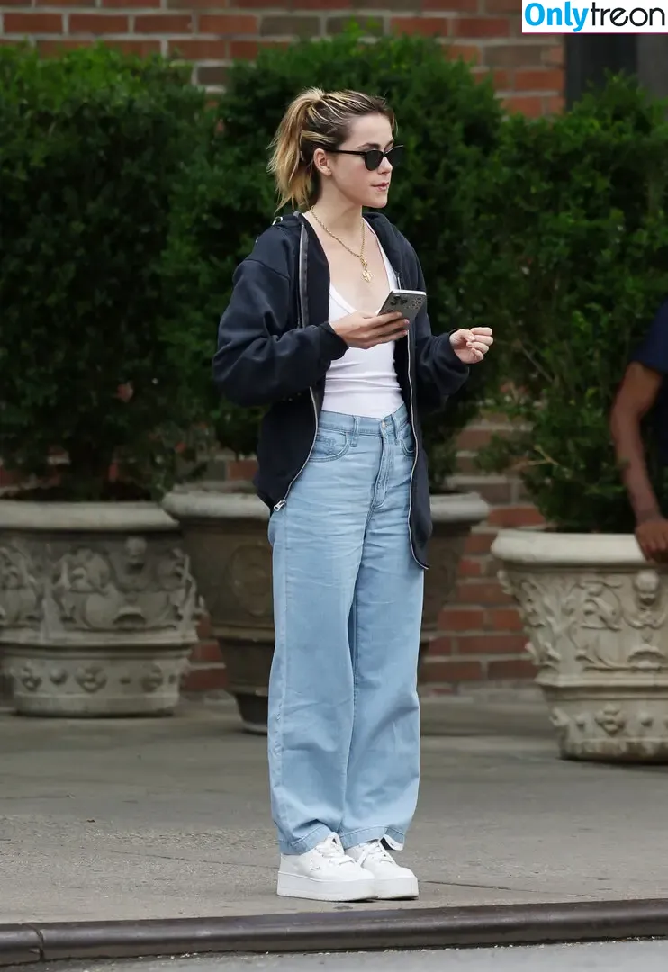 Kiernan Shipka голая photo #2341 (AdventuresSabrina / kiernanshipka)