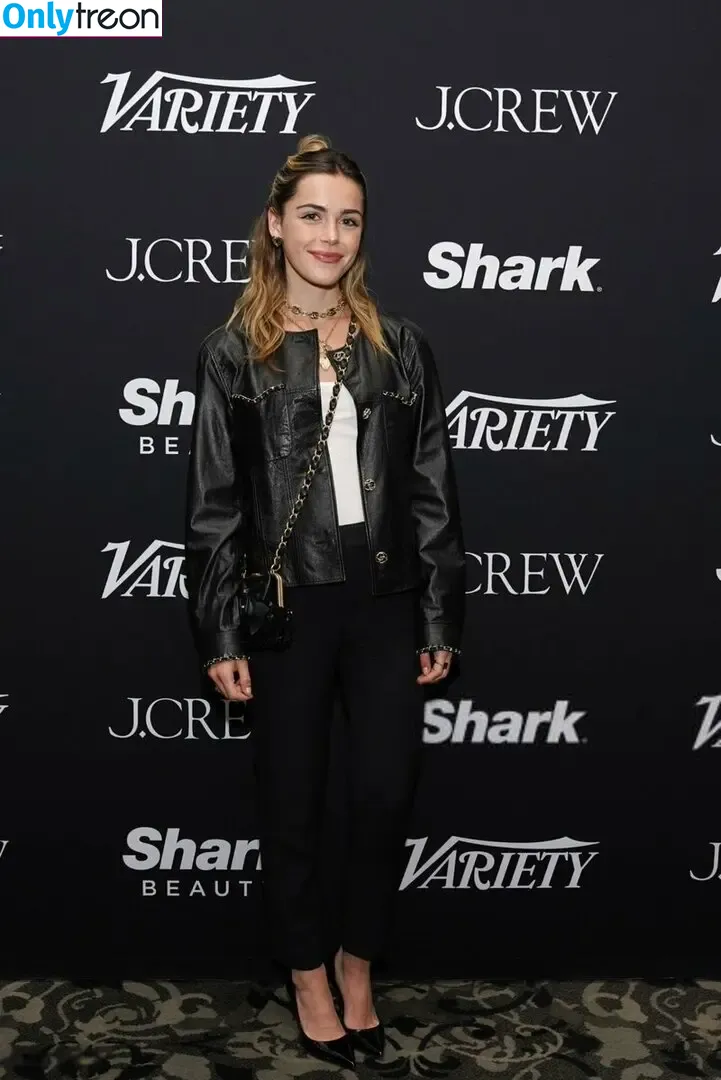 Kiernan Shipka голая photo #2418 (AdventuresSabrina / kiernanshipka)