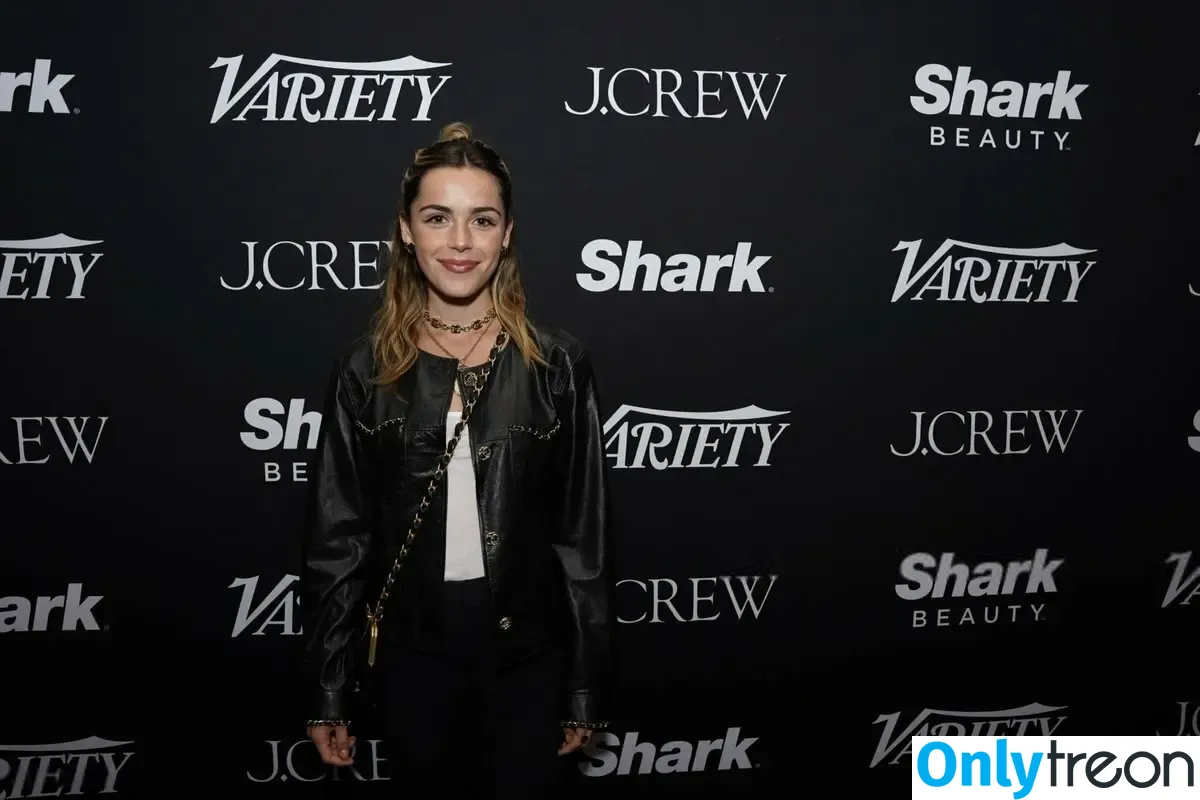 Kiernan Shipka голая photo #2420 (AdventuresSabrina / kiernanshipka)