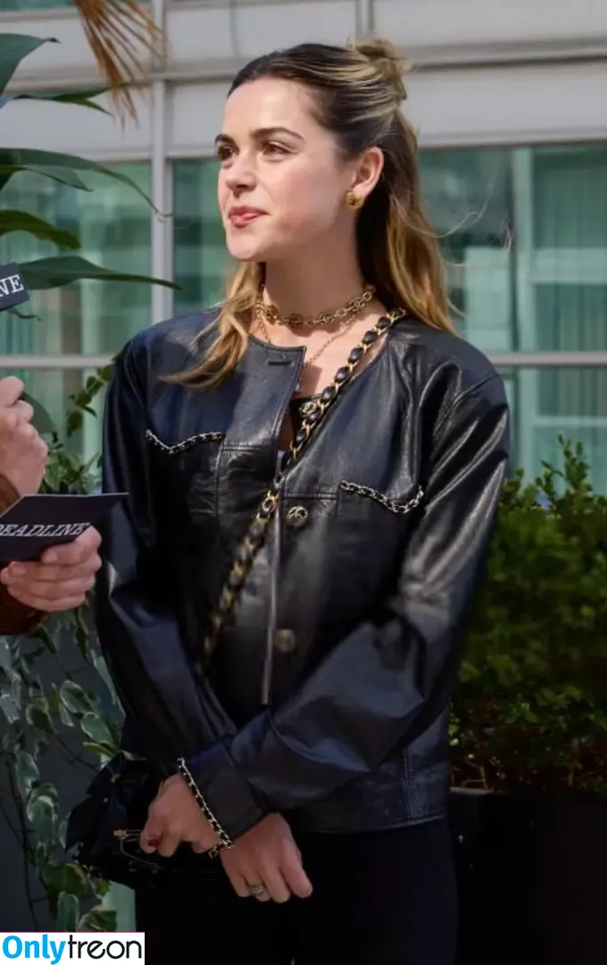 Kiernan Shipka голая photo #2422 (AdventuresSabrina / kiernanshipka)