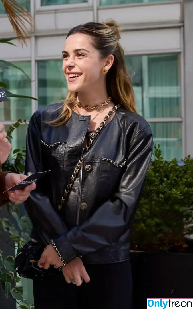 Kiernan Shipka голая photo #2424 (AdventuresSabrina / kiernanshipka)