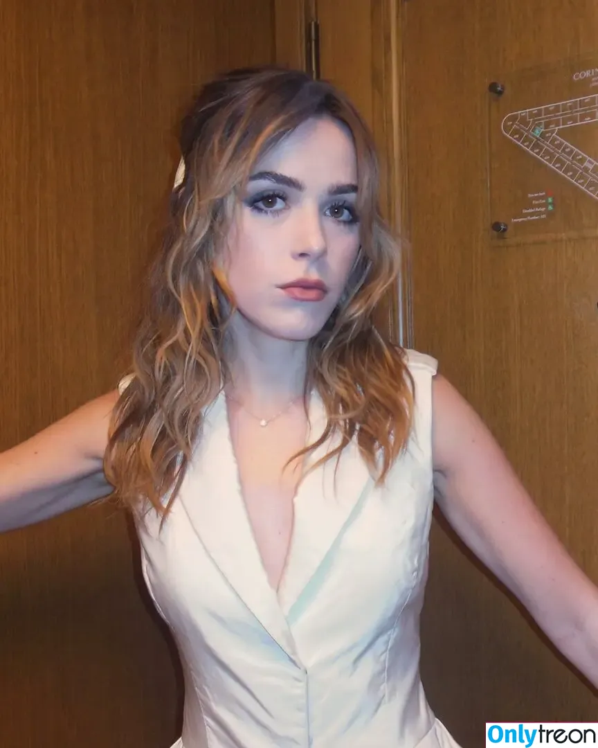 Kiernan Shipka nude photo #2721 (AdventuresSabrina / kiernanshipka)