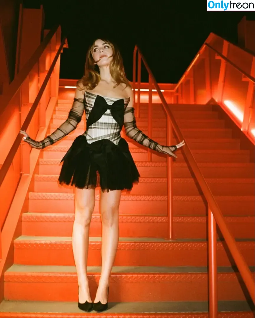 Kiernan Shipka голая photo #2825 (AdventuresSabrina / kiernanshipka)
