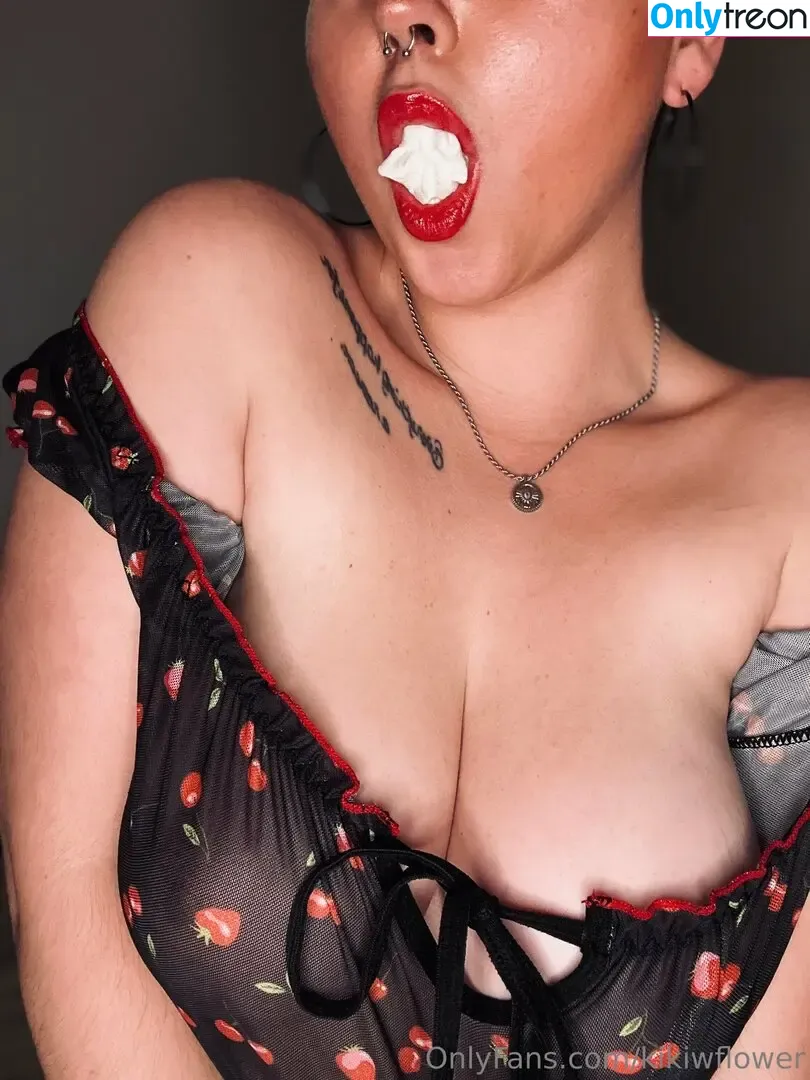 kikiwflower nude photo #0015 (kikiwhoreflower_)