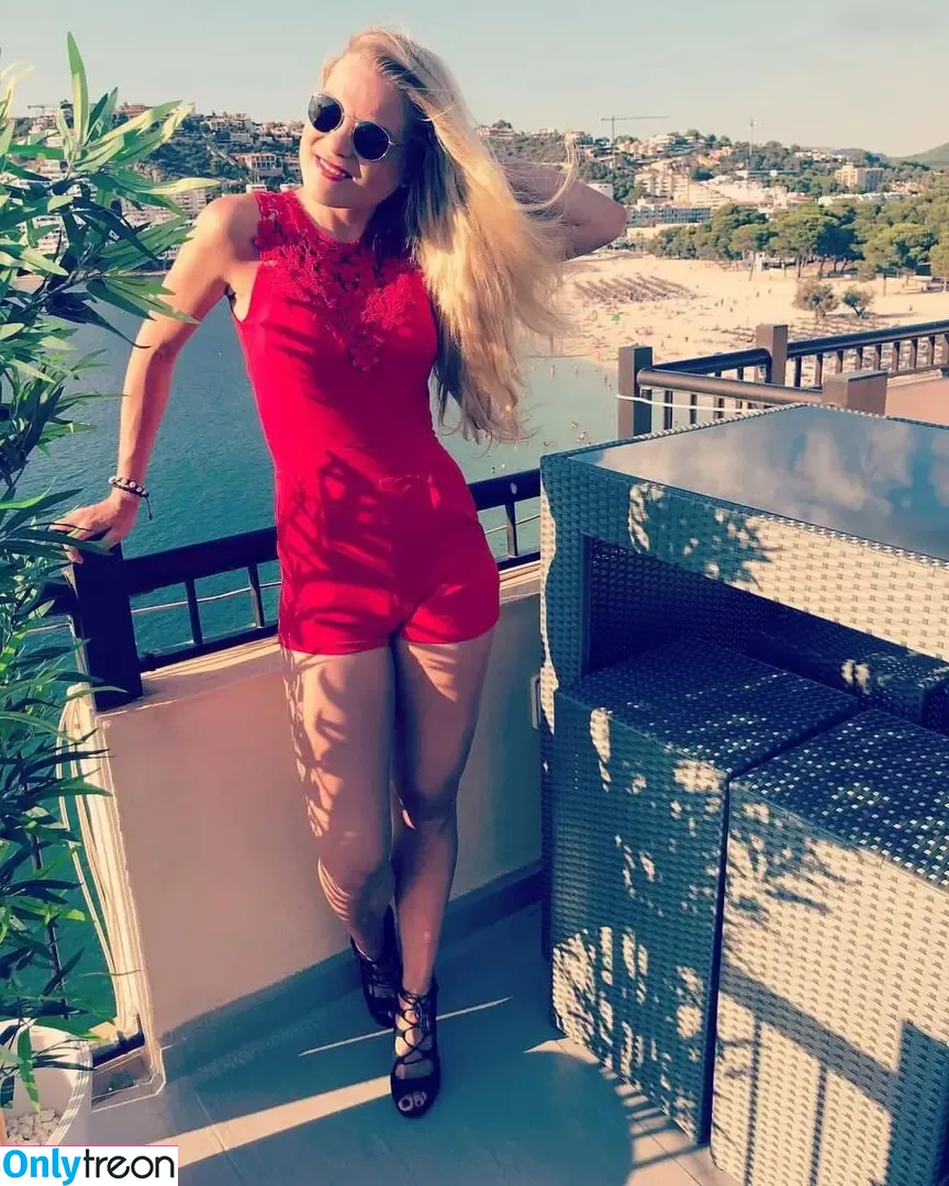 kira_christin nude photo #0012 (kira_christin)
