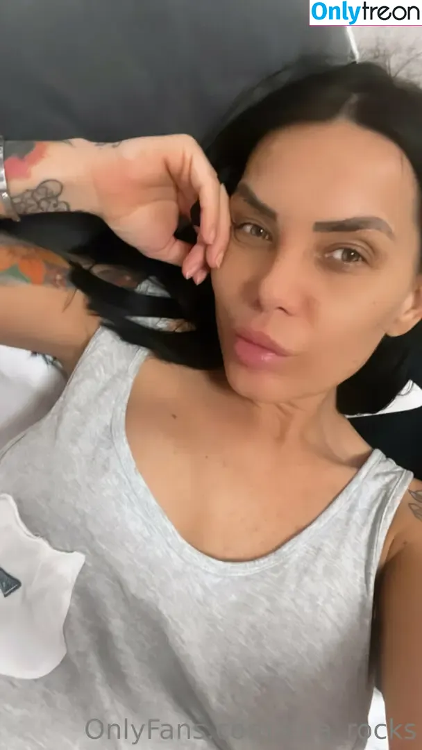 kira_rocks nude photo #0028 (kirarocksthehusky)