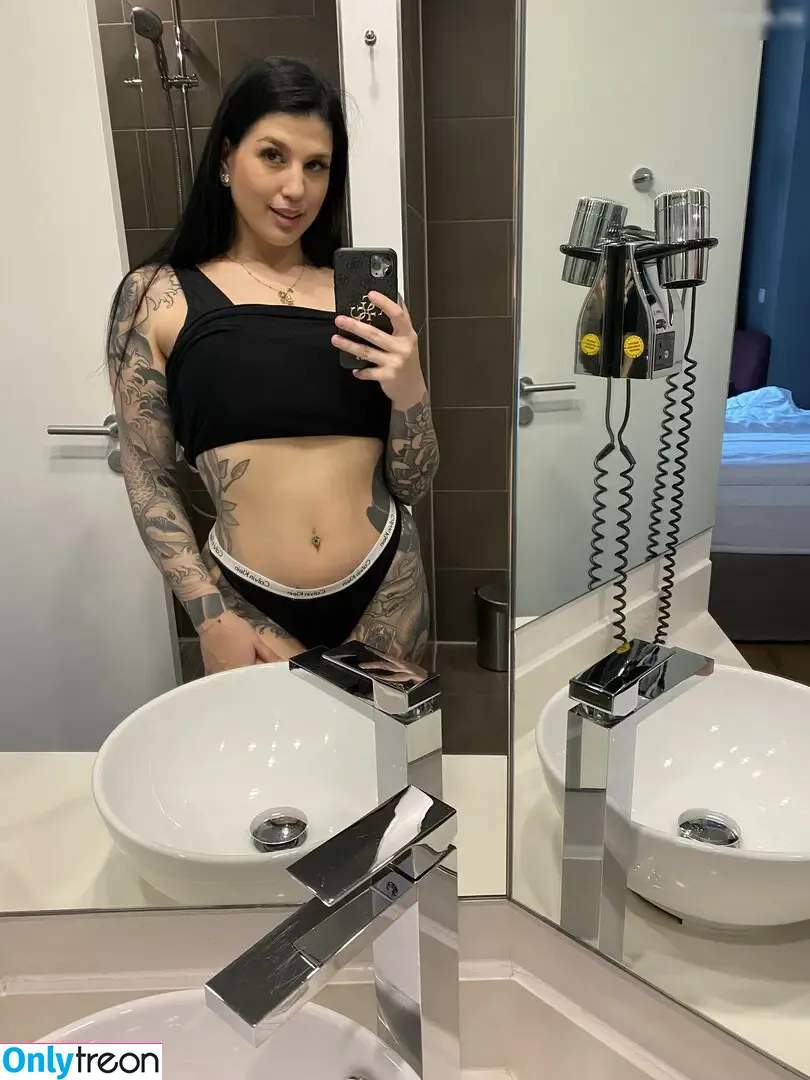 KiraKane голая photo #0025 (kirakanedotcom)
