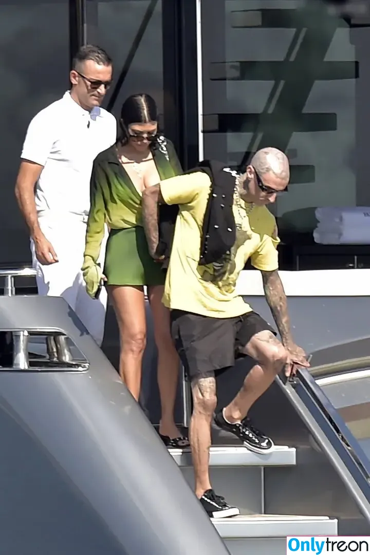 Kourtney Kardashian nude photo #1184 (kourtney_kardashian / kourtneykardash)