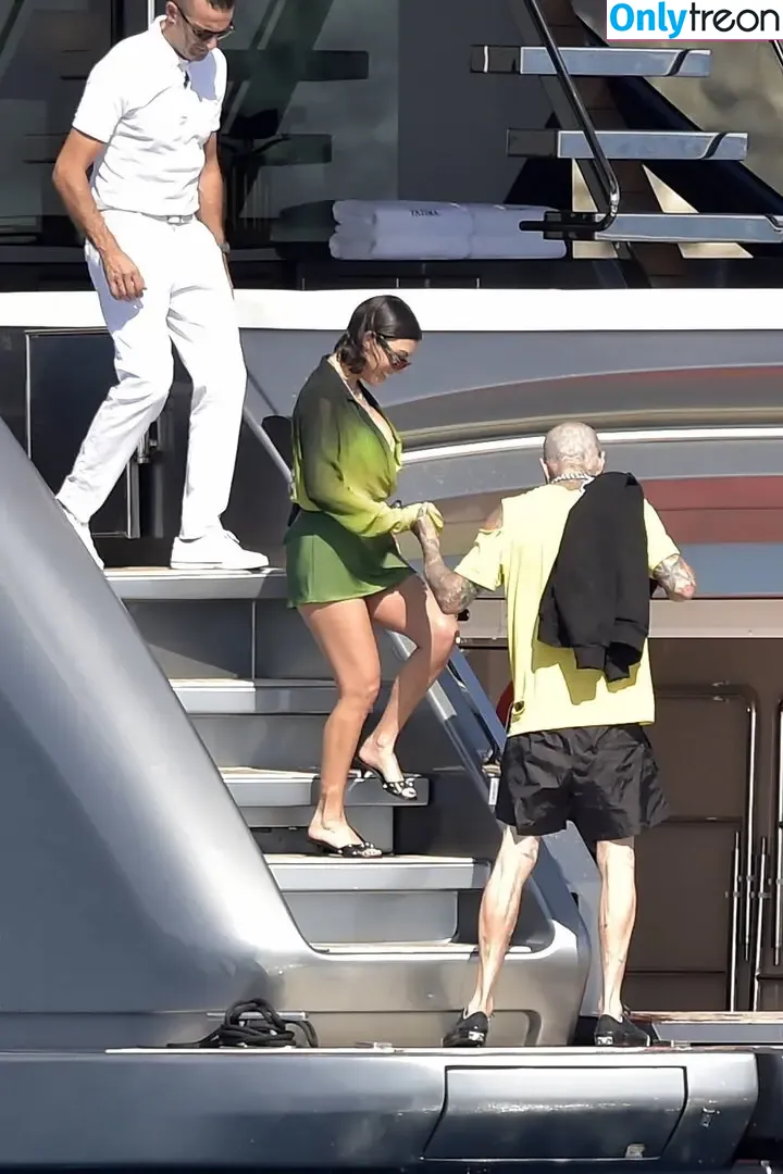 Kourtney Kardashian nude photo #1185 (kourtney_kardashian / kourtneykardash)