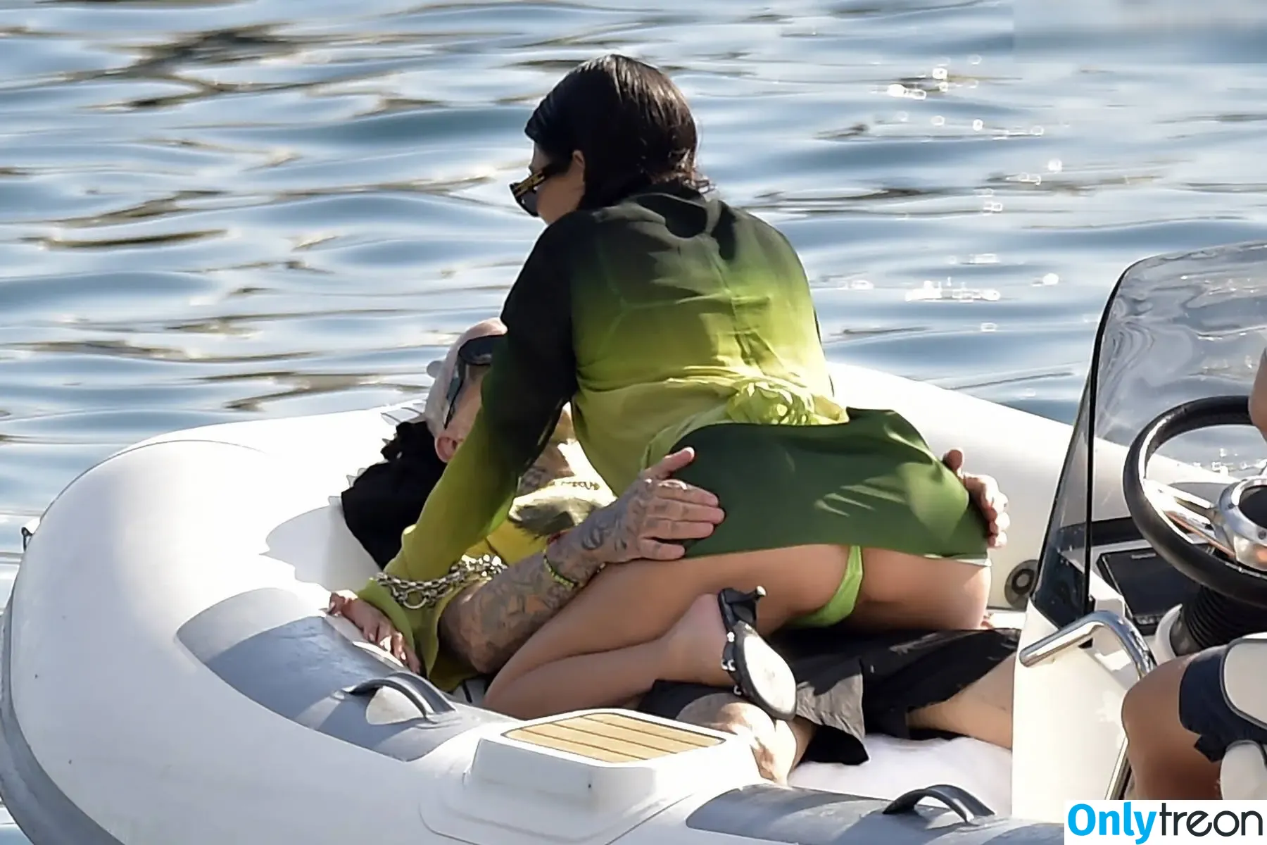 Kourtney Kardashian nude photo #1193 (kourtney_kardashian / kourtneykardash)