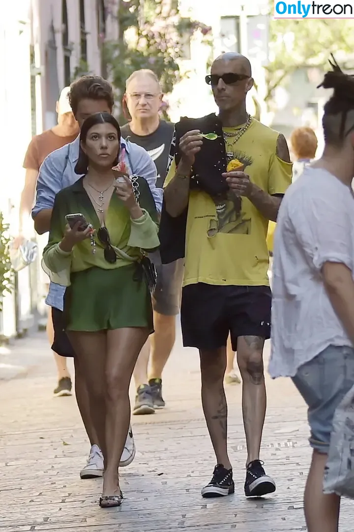 Kourtney Kardashian nude photo #1195 (kourtney_kardashian / kourtneykardash)