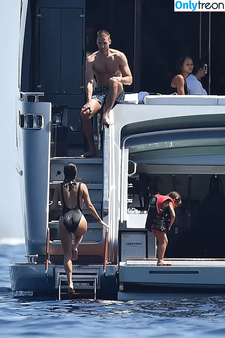 Kourtney Kardashian nude photo #1346 (kourtney_kardashian / kourtneykardash)