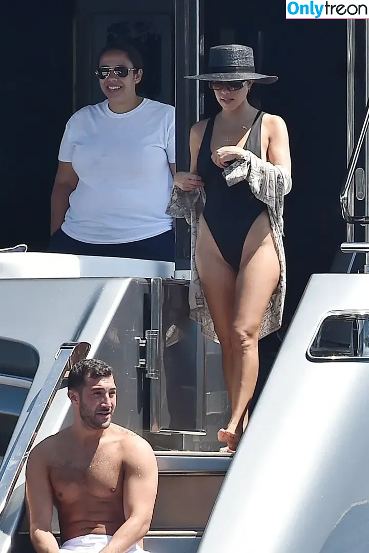 Kourtney Kardashian nude photo #1349 (kourtney_kardashian / kourtneykardash)