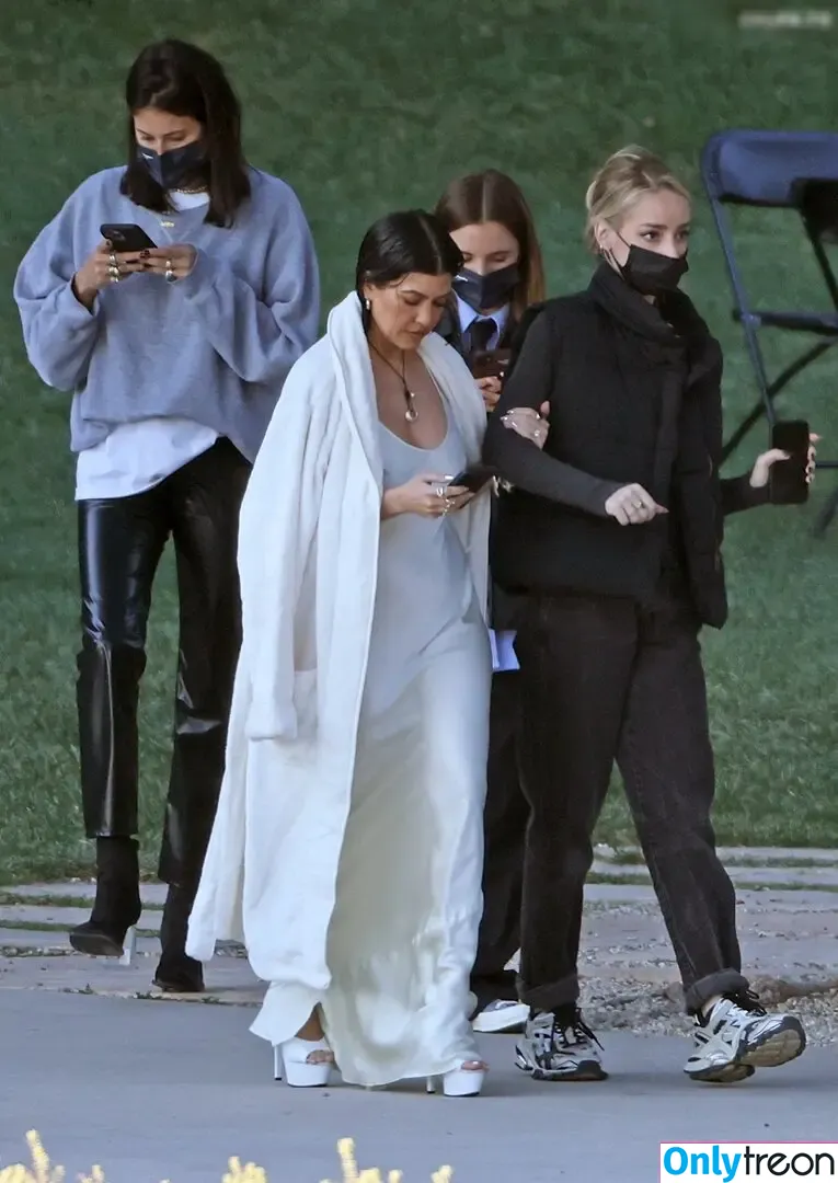 Kourtney Kardashian nude photo #1377 (kourtney_kardashian / kourtneykardash)