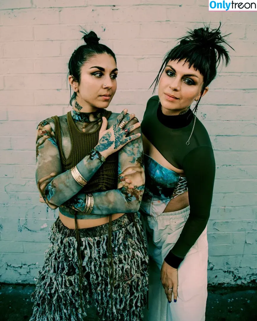 Krewella голая photo #0007 (Yasmine Yousaf & Jahan Yousaf / krewellajahan)