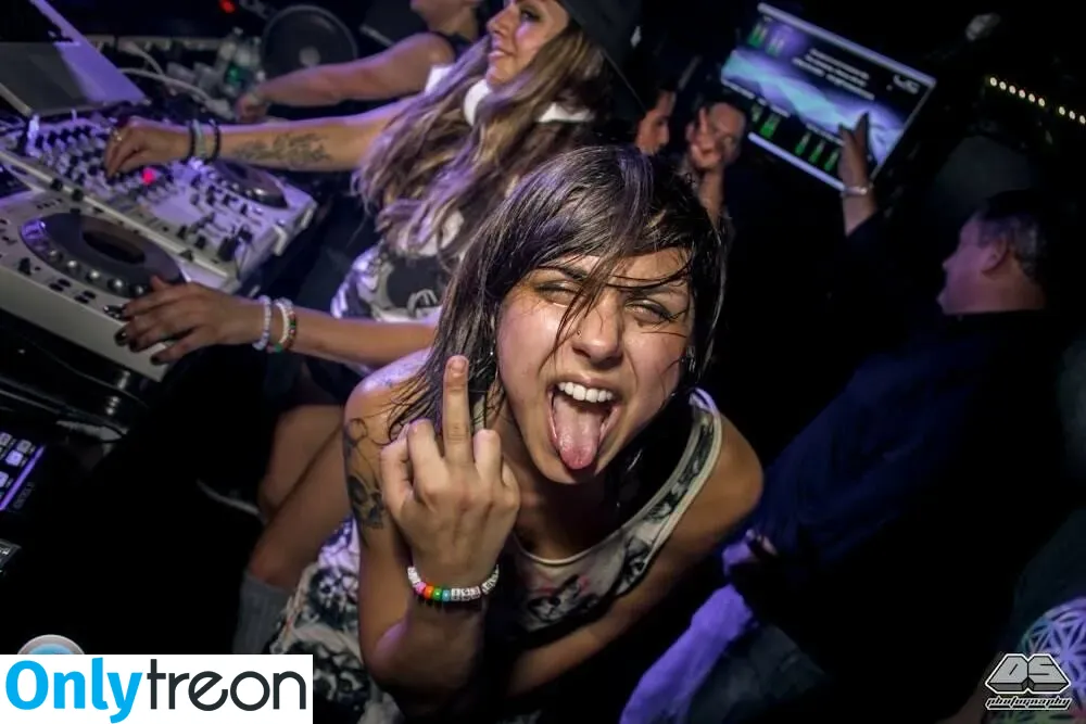 Krewella голая photo #0093 (Yasmine Yousaf & Jahan Yousaf / krewellajahan)