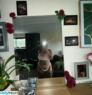 Krhayyne nude photo #0006