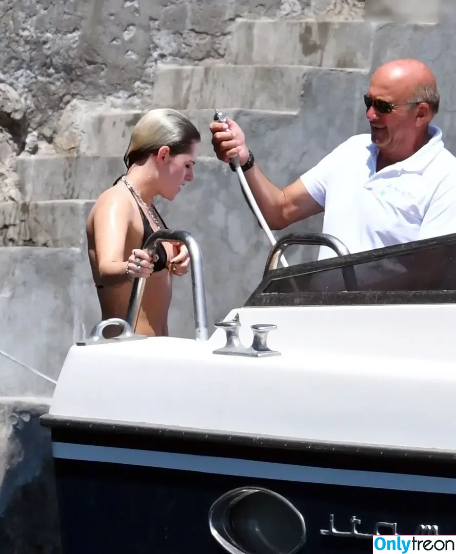 Kristen Stewart nude photo #1814 (kristenstewart / kristenstewartx)