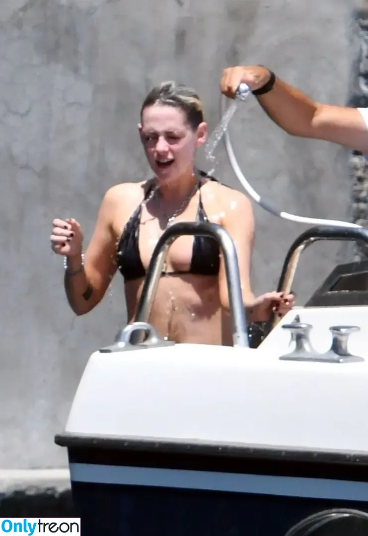 Kristen Stewart nude photo #1837 (kristenstewart / kristenstewartx)