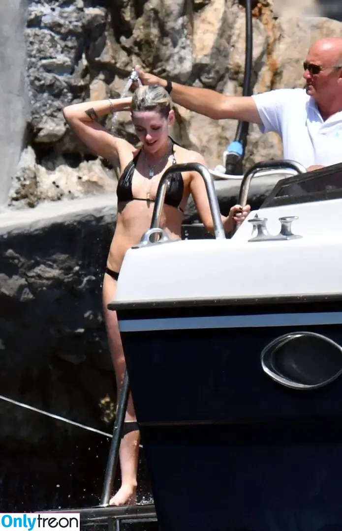 Kristen Stewart nude photo #1841 (kristenstewart / kristenstewartx)