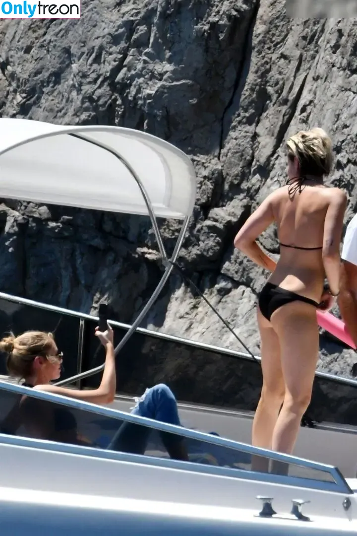 Kristen Stewart nude photo #1850 (kristenstewart / kristenstewartx)