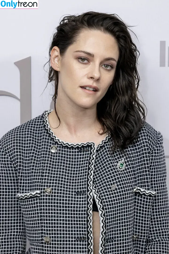 Kristen Stewart nude photo #1868 (kristenstewart / kristenstewartsu)