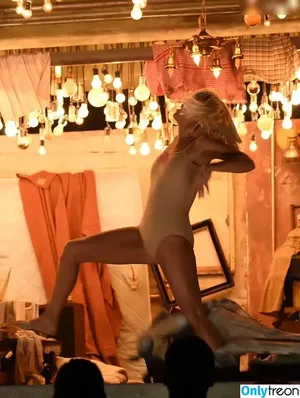 Kristen Wiig / kriztenwiig nude photo #0038