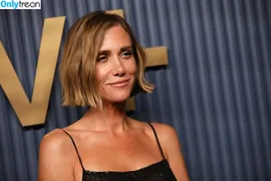 Kristen Wiig / kriztenwiig nude photo #0145