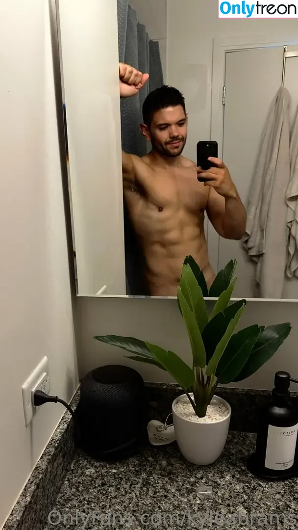 kyleabrams nude photo #0001 (kyleabrams10)