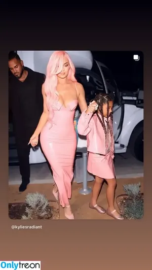 Kylie Jenner / KylieJenner / kyliejenner.2 фото голая #3207