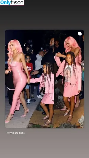 Kylie Jenner / KylieJenner / kyliejenner.2 фото голая #3208