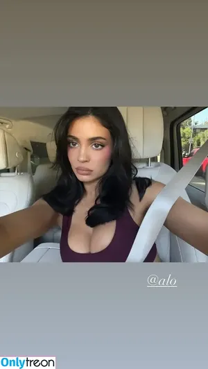 Kylie Jenner / KylieJenner / kyliejenner.2 фото голая #3256
