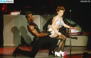 Kylie Minogue / kylieminogue / u224370996 nude photo #0585