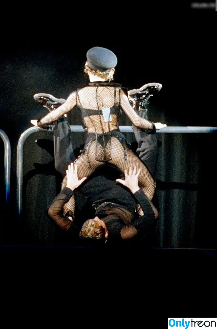 Kylie Minogue nude photo #0579 (kylieminogue / u224370996)