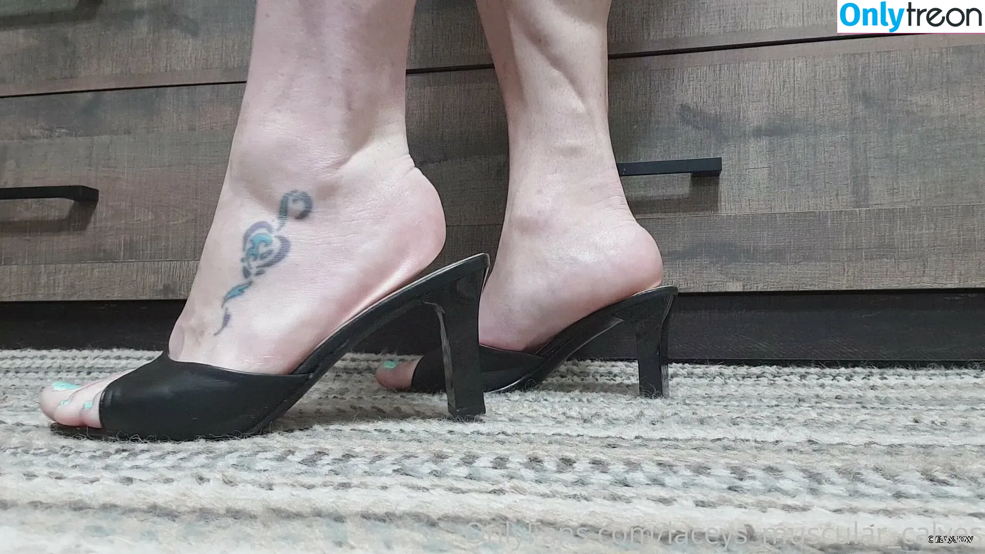 laceys_muscular_calves nude photo #0049 (laceys_muscular_calves)