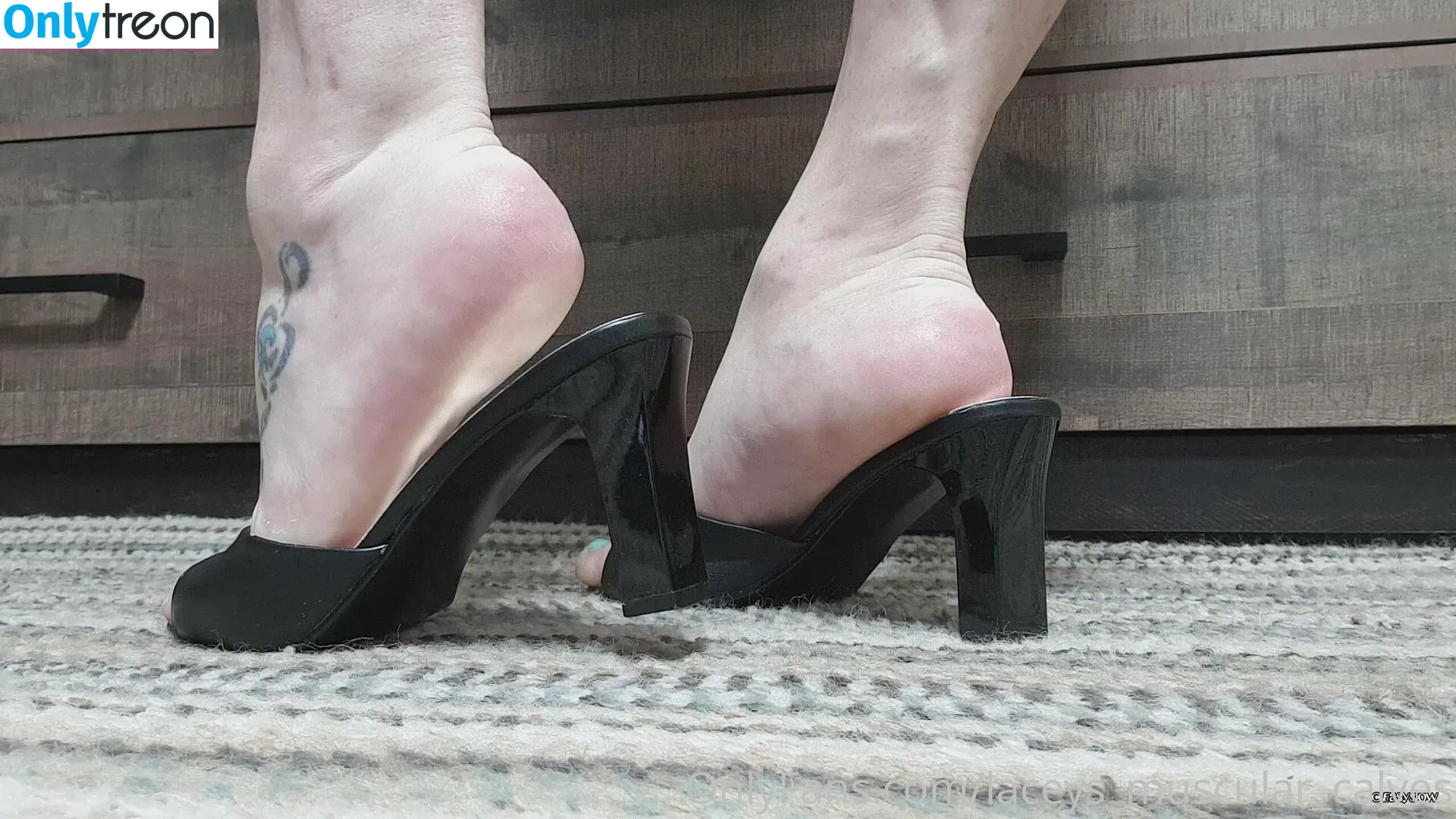 laceys_muscular_calves nude photo #0051 (laceys_muscular_calves)