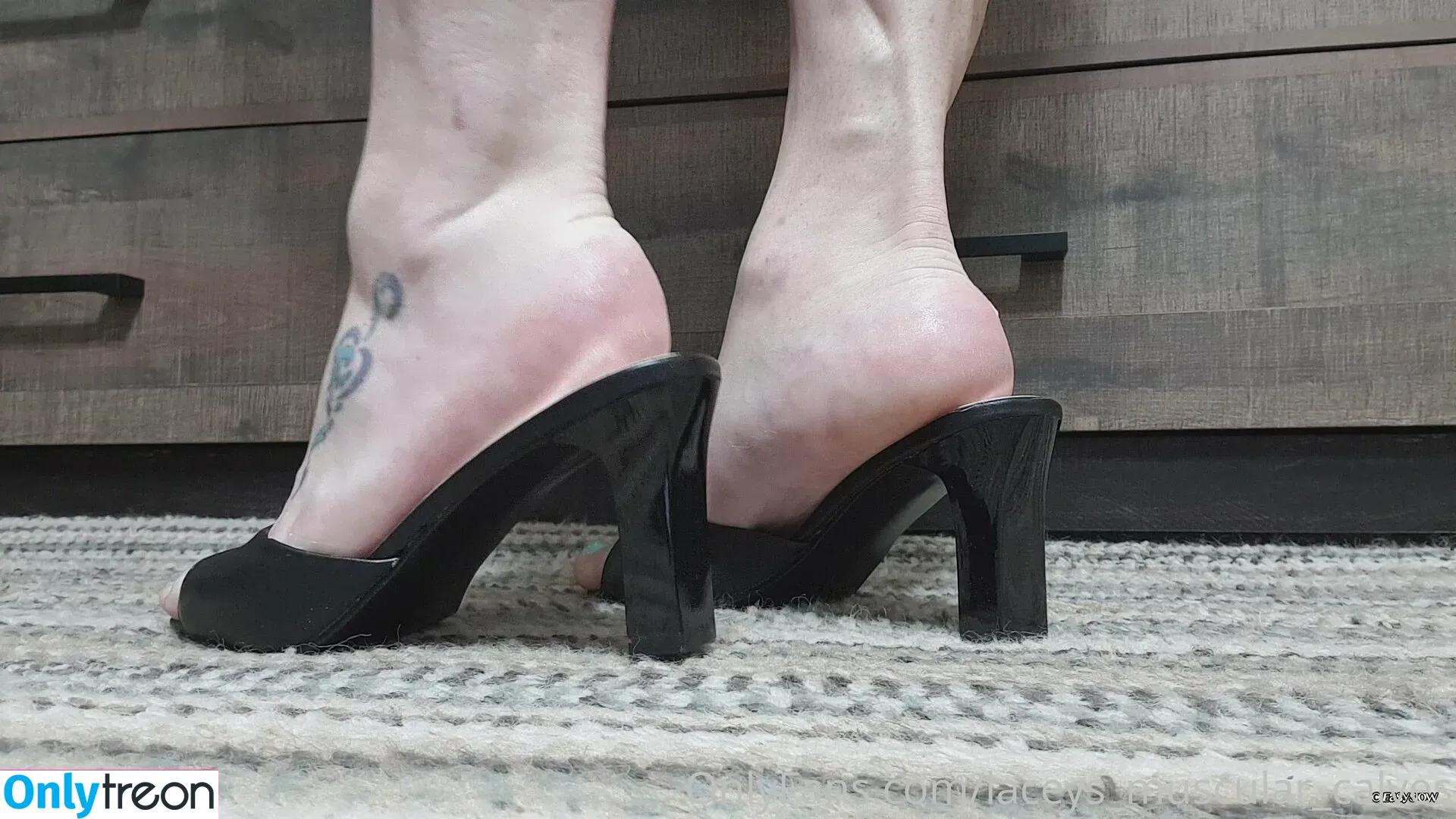 laceys_muscular_calves nude photo #0052 (laceys_muscular_calves)