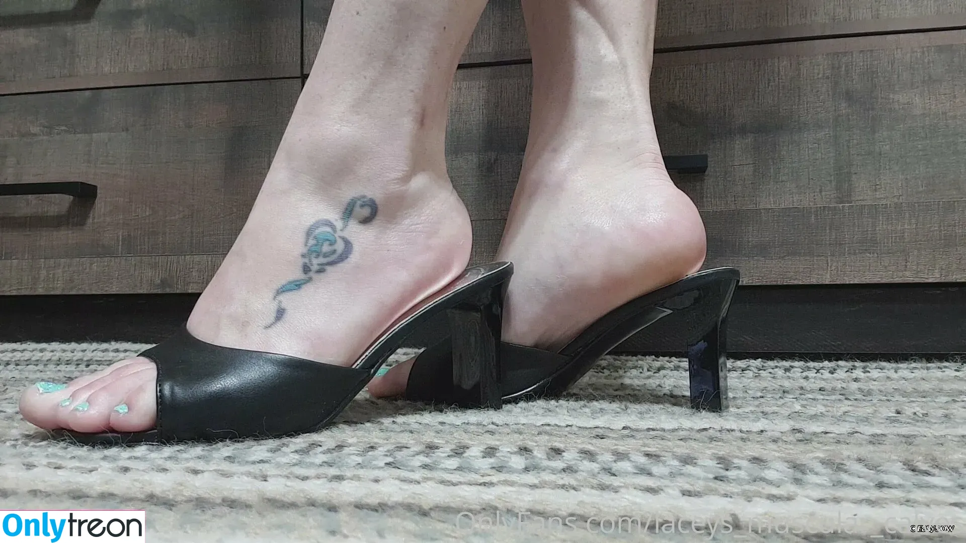 laceys_muscular_calves nude photo #0053 (laceys_muscular_calves)