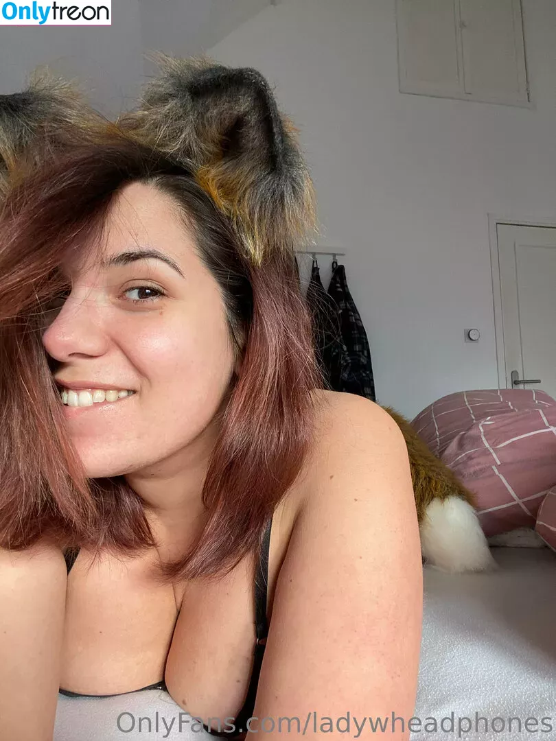 ladywheadphones nude photo #0003 (ladywithheadphones)