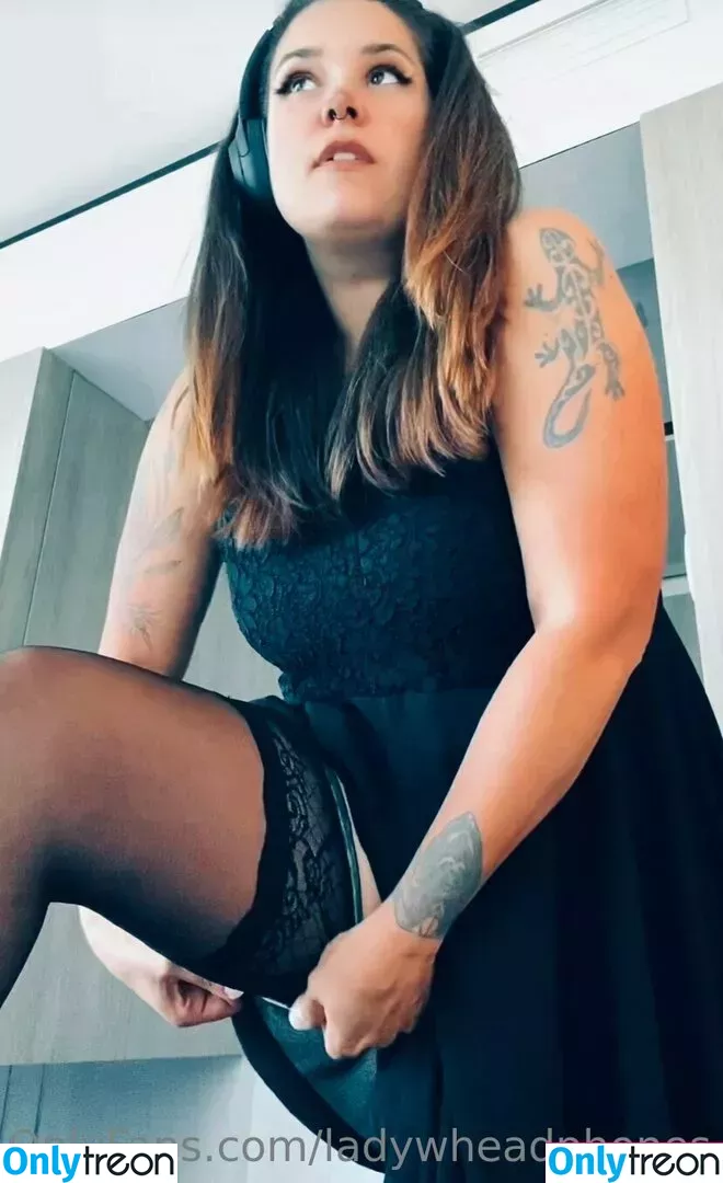 ladywheadphones nude photo #0082 (ladywithheadphones)