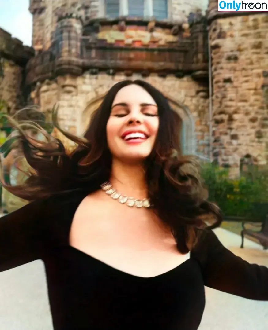 Lana Del Rey nude photo #0396 (lanadelrey / lanaraybabyx)